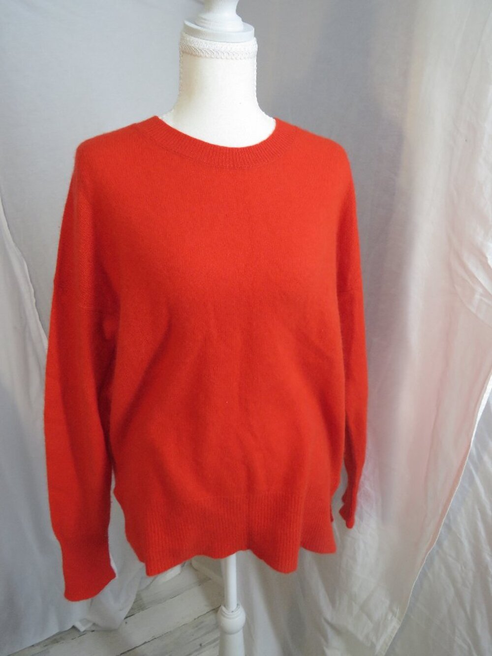 ✨ Theory 100% Cashmere Crewneck Sweater — Size L